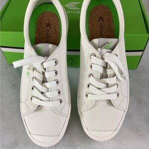 New W/O Box Cariuma White Lace Up Sneakers
